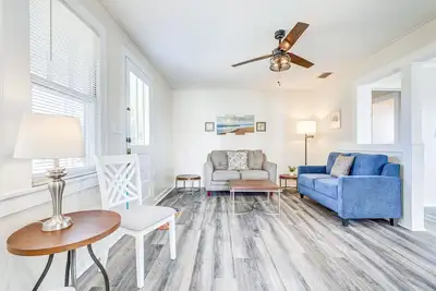 Image de Quiet Grove Hill Cottage w/ Wraparound Deck!