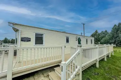 Image de Great caravan with large decking area and private hot tub, ref 95016sw