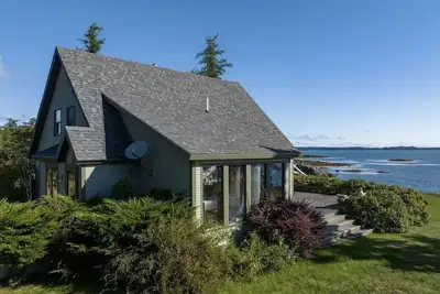 Image de Dramatic Ocean views from every room of this cozy post&beam Oceanfront property.