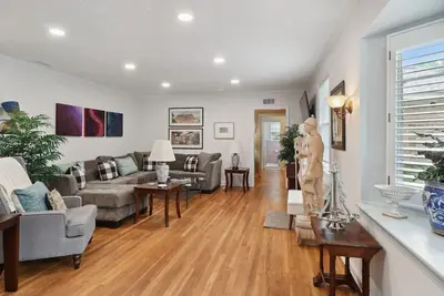 Image de Ron Melander's 1616 Skidaway Road - close to downtown!