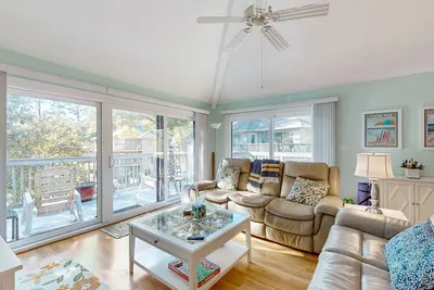 Image de Updated golf resort condo near beach with pool, tennis/pickleball & private deck