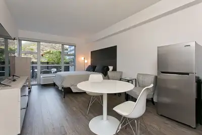 Image de Designer Studio in Hawaii Kai! Close to beaches, shopping, and hiking!