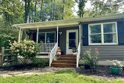 Image de Tranquil Home with Chickens and Ducks in Linden near vineyards & hiking