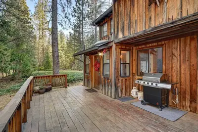 Image de Rustic & Modern Cabin w\/ Extra Large Deck! Dog Friendly - 35 min to Park!