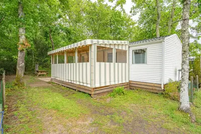 Image de Mobile Home 'Mh75 La Tremblade' avec piscine partagée, terrasse et climatisation