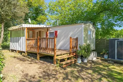 Image de Mobile Home 'Mh 227 Les 3 Coups Aux Mathes' avec terrasse privée, jardin privé et climatisation