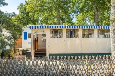 Image de Mobile Home 'Mh 100 La Tremblade' avec piscine partagée, terrasse et jardin privé