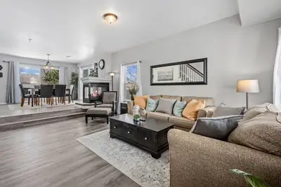 Cheerful 3 Bedroom Home Plus Loft