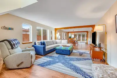 Image de Waterfront dog-friendly home with water views, enclosed backyard, firepit, & W/D