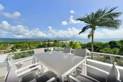 Image de Centrally located ground floor of 2 storey Artist's modern studio house.
