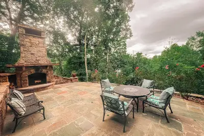 Image de Pet friendly luxury lake view cottage fun themed Charming Beaver, New hot tub