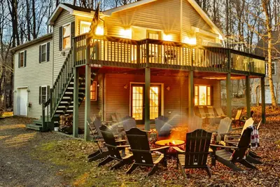 Image de Family Hideaway: Sauna-Hot tub-King bed-Game room-Fire pit-Pet/Kid friendly