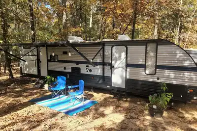 Image de Large Rv in Beautiful, Natural Setting!