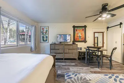 Image de Delightful Studio w/Kitchenette #111 at Donner Lake Village
