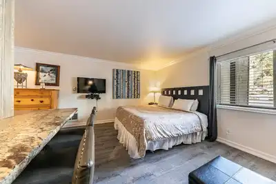 Image de Charming Studio w/Kitchen #115 at Donner Lake Village