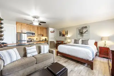 Image de Enchanting Deluxe Studio w/Partial lake view #125 at Donner Lake Village