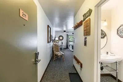 Image de Modern Studio w/Balcony #211 at Donner Lake Village