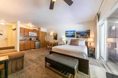 Image de Cozy Studio w/Kitchenette and Balcony #212 at Donner Lake Village