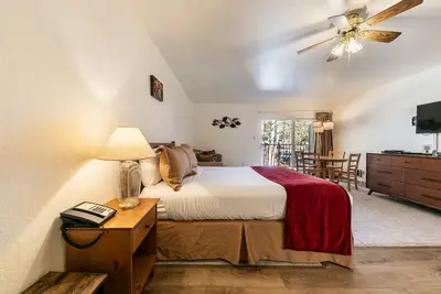 Image de Comfortable Studio w/Kitchen 2nd Floor #213 at Donner Lake Village