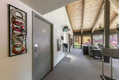 Image de Studio w/Kitchen 2nd Floor #217 at Donner Lake Village