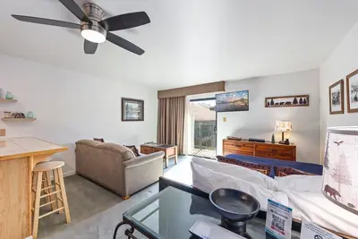 Image de Cozy Studio w/ Partial Lake view #223 at Donner Lake Village