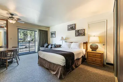 Image de Studio 2nd Floor #232 at Donner Lake Village