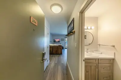 Image de Striking Studio w/Lake View 2nd Floor #244 at Donner Lake Village