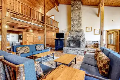 Image de Spacious Black Mountain cabin with game room, wood fireplace, firepit, & W/D