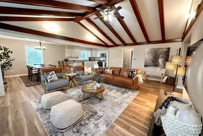 Image de Peaceful home with a close proximity to downtown, sports park, and more