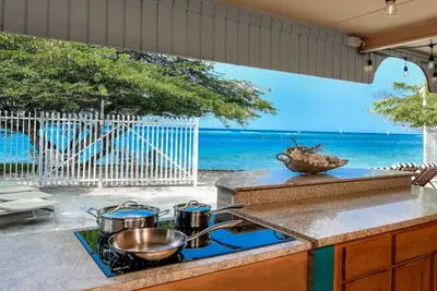 Image de 20% Off For All 4 Night Stays - New Listing - Beachfront Suite & Spacious Patio