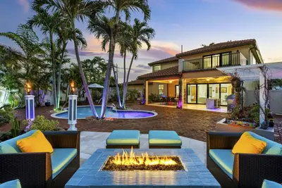 Image de Casa Tropico- Spanish Style Four Bedroom Waterfront Home!