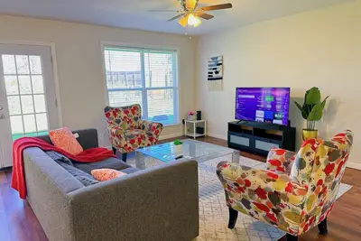 Image de Bright and Cozy Home. Centrally Located. Pets friendly