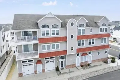 Image de 5 bedroom condo, w elevator. Great locations in Fish Alley.
