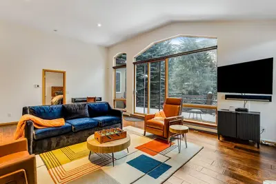 Image de Modern mountain hideaway with private hot tub, gas fireplace, balcony, & grill
