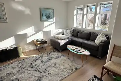 Image de Cozy Bright 2 Br White Rock ground level basement suite near the beach.