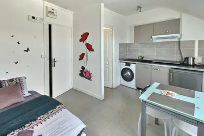 Image de Le Lumineux studio 6 Face Gare Wifi Gratuit et à deux pas du centre ville!