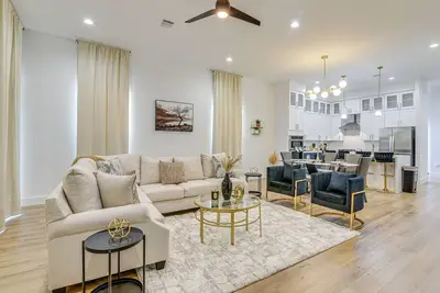 Image de 8 Mi to Nrg Stadium: Houston Retreat w/ Balcony!