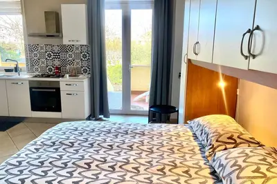 Cozy studio flat with patio, 5 minutes to Fiumicino airport.