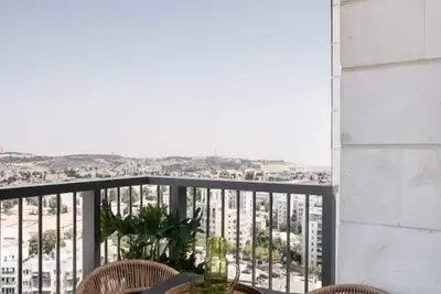 Image de Luxurious 16th-Floor Apartment with Panoramic Views in Savyon View Tower, Jerusa