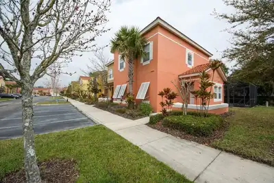 Image de Spacious Four-Bedroom retreat close to Disney!