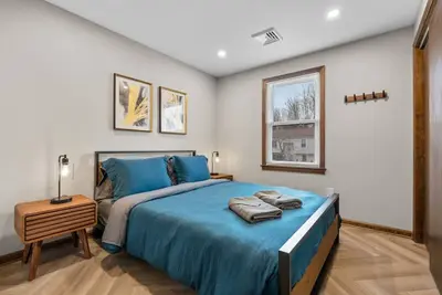 Image de #29 - Modern 5 Bedroom/2 Bath