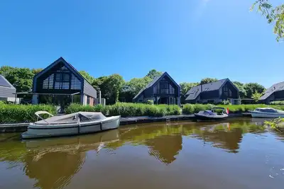 Luxurious detached watervilla with jetty near the lake