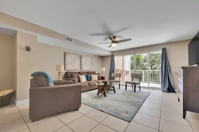 Image de 3br/3. 5ba Mariner's Club Townhouse 711 with Oasis Pool, Marina, Game Room & More