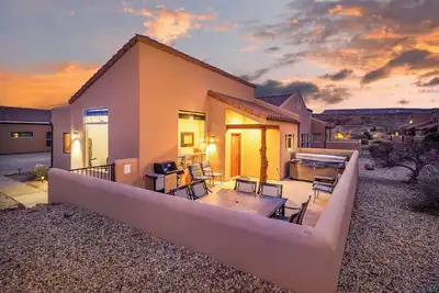 Image de Near Ntl Parks & Trails | Hot Tub | Pool & Views!