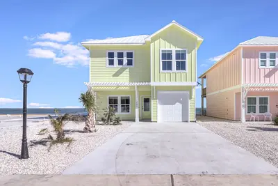 Image de Waterfront, Community Pool, Personal Hottub, Walk to Bars, Restaurants and Pier