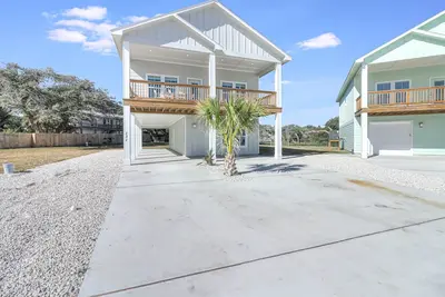 Image de Waterfront, Community Pool, Walk to Bars, Restaurants and Pier