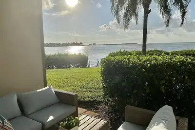 Image de Stunning waterfront 2b/2b close to beaches and downtown is work/play paradise!