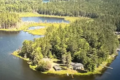 Image de Stunning water views. 7 minutes from Munising Pictured Rocks boat cruises.