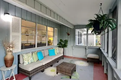 Image de Blue Seahorse | Sunroom & Patio + Just Blocks to the Bay