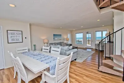 Image de Glasshouse West, Oceanfront Duplex in Emerald Isle, Nc!